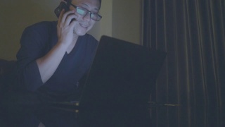 亚洲人晚上在自己房间里工作视频素材模板下载