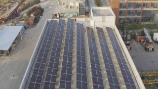 屋顶上太阳能光伏板的航拍视频视频素材模板下载