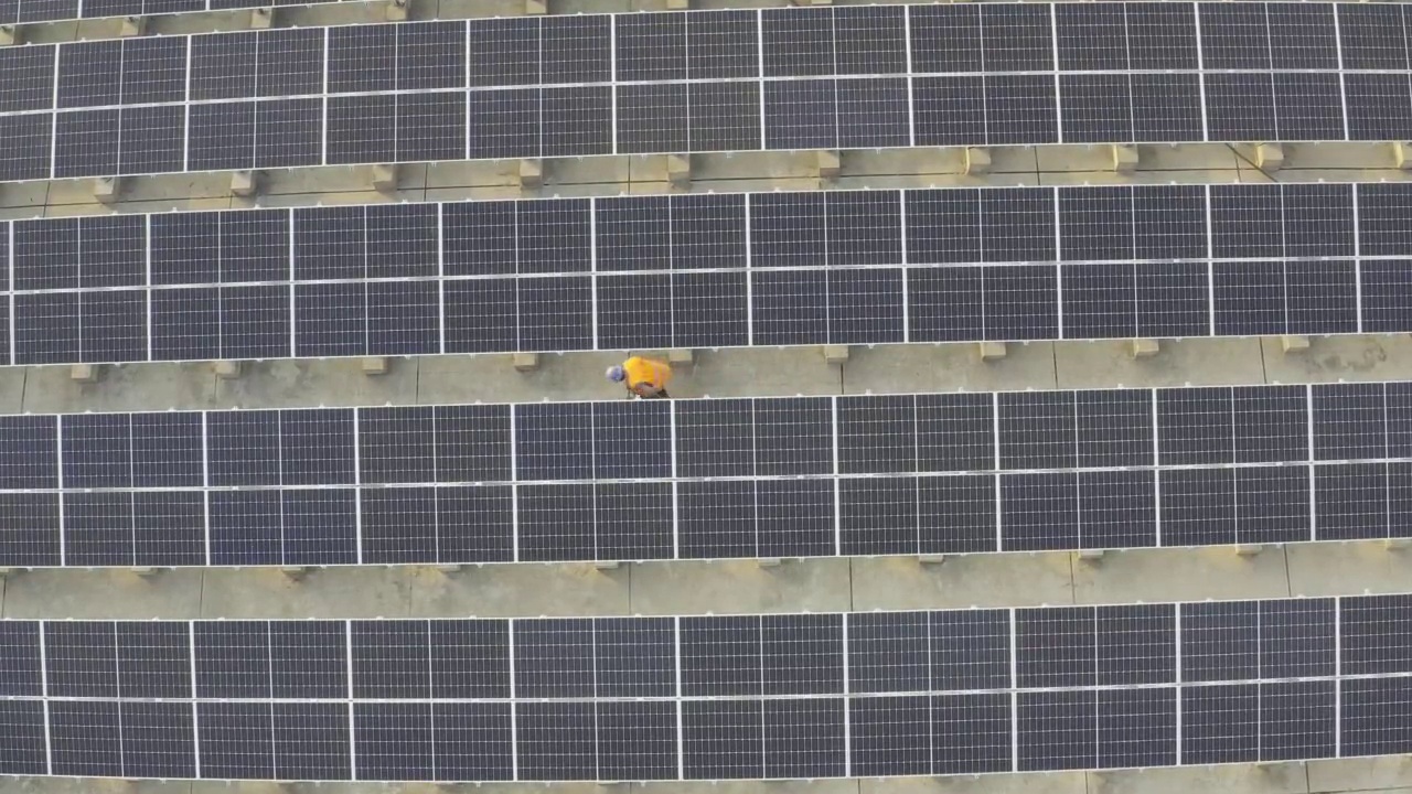 屋顶上太阳能光伏板的航拍视频