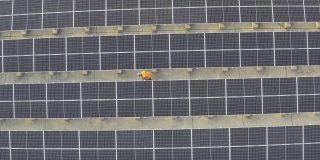 屋顶上太阳能光伏板的航拍视频