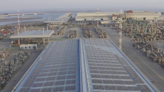 屋顶上太阳能光伏板的航拍视频视频素材模板下载