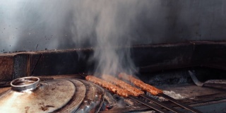 传统的土耳其阿达纳烤肉串