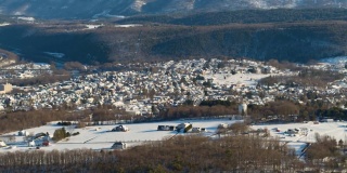 遥远的风景远鸟瞰美国小镇利海顿，在阿巴拉契亚山脉的利海谷，宾夕法尼亚州，被暴风雪和降雪后的积雪覆盖。