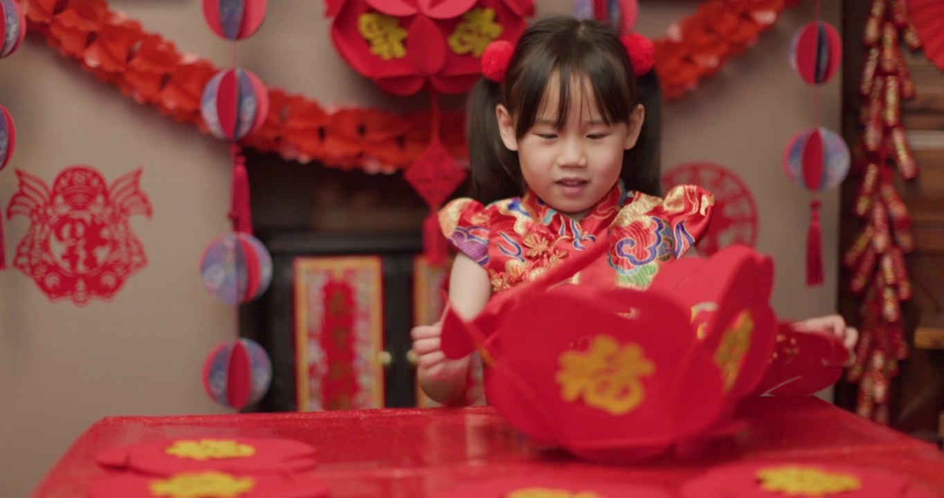 年轻的女孩穿着传统的服装庆祝中国新年