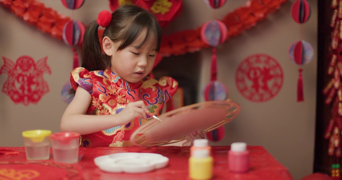 年轻的女孩穿着传统的服装庆祝中国新年