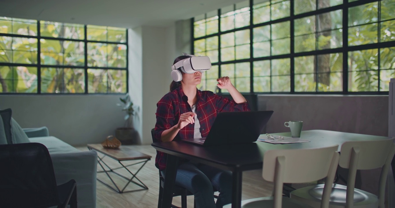 女性业务与VR虚拟现实元世界数字世界技术AR增强现实设计工作在家