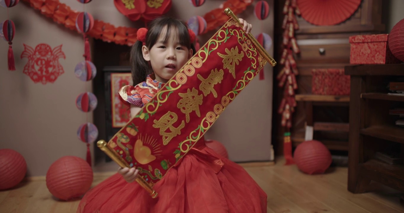 年轻的女孩穿着传统的服装庆祝中国新年