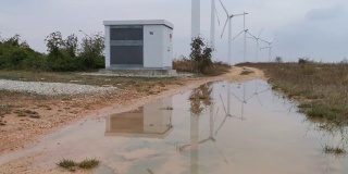 风力涡轮机在雨天发电。可再生能源系统。