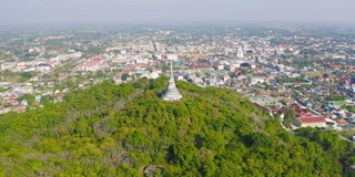 俯瞰Phra Nakhon kiri历史公园或Khao Wang, Phetchaburi城市小镇的森林树木和绿色的小山。自然景观背景，泰国。