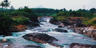 湍急的瀑布位于佩奇帕莱大坝附近，水流过岩石峭壁。印度泰米尔纳德邦Kanyakumari区附近的一个不可思议的地方。