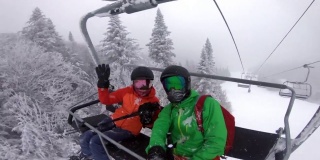 滑雪度假——情侣在滑雪缆车里自拍。寒假滑雪的概念。在雪坡上滑雪，人们在雪天有乐趣-冬季户外运动