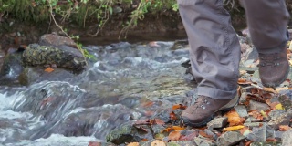 一个男人走在小溪边的电影摄影