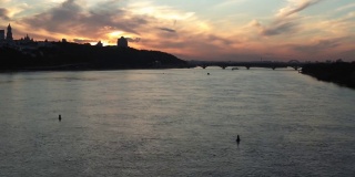 顶部鸟瞰图彩色的傍晚夏天天空。在日出日落时，在第聂伯洛河上的摩托艇和垂钓者。乌克兰基辅湖上的桥梁景观。水路运输、旅游