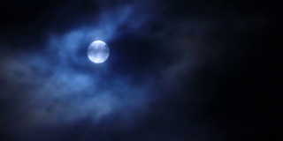 夜空与满月背后的乌云，朦胧神秘的午夜背景，库存视频素材