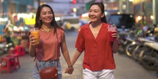 4K亚洲女性朋友在唐人街夜市聚会