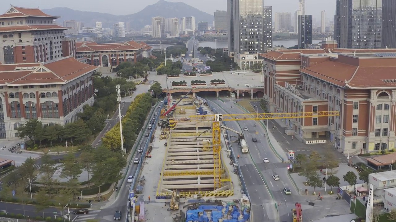 城市道路中央正在施工地铁隧道