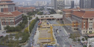 城市道路中央正在施工地铁隧道