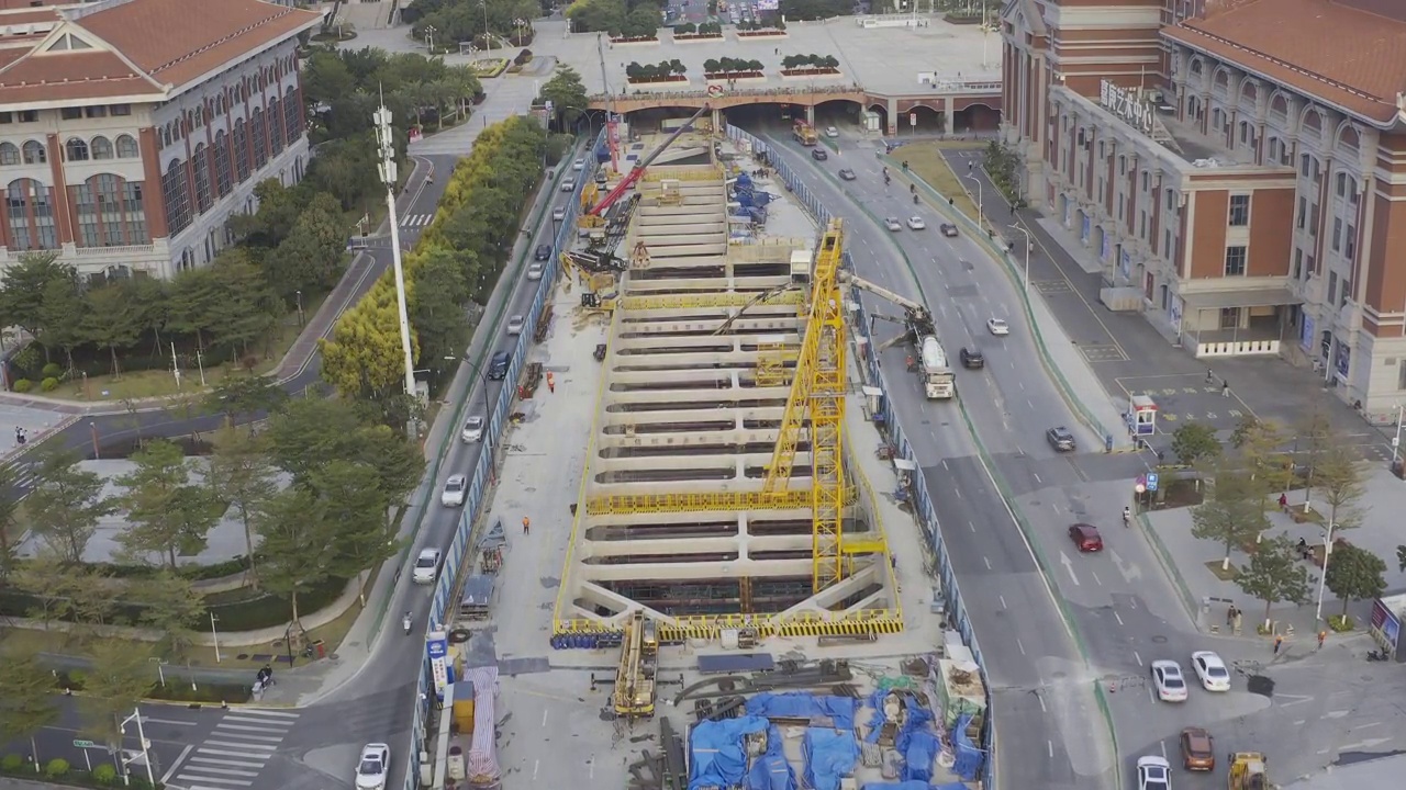 城市道路中央正在施工地铁隧道