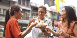 4K群亚洲人朋友一起走在唐人街一起吃街头小吃