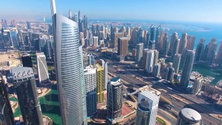 迪拜城市，鸟瞰未来迪拜滨海区与现代摩天大楼视频素材模板下载