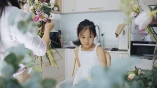 亚洲华人女性花商和女儿插花。每天早上经营小生意的例行公事和家庭团聚的时间视频素材模板下载