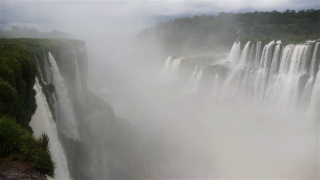 喷溅的伊瓜苏瀑布(阿根廷)视频素材模板下载