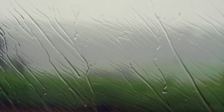 雨中行驶时，水从车窗流下来