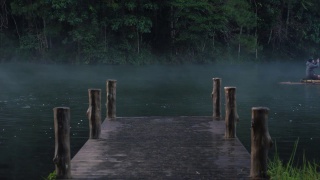 木桥河在晨雾中。木制旧码头在雾湖视频素材模板下载