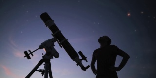 一个男人的剪影，望远镜和星空下的乡村。