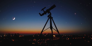 星空下的望远镜剪影和城市灯光。