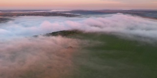 风景俯瞰雾蒙蒙的乡村景观。电影航拍，农田的无人机飞行。