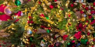 圣诞树在街上装饰新年。俄罗斯莫斯科，2021年12月19日
