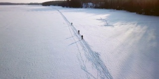 芬兰，四个人在厚厚的雪地上滑雪