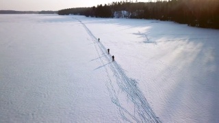 芬兰，四个人在厚厚的雪地上滑雪视频素材模板下载