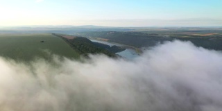 俯瞰雾蒙蒙的早晨的乡村景色和农田。