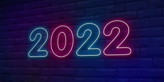 2022年霓虹灯在砖墙背景上。