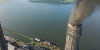 鸟瞰图的煤电厂高管道与黑烟囱污染的大气。电力生产与化石燃料的概念