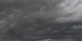 在雷雨来临之前，快速移动的乌云在暴风雨的天空中形成。