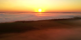 黎明时分农田被雾覆盖的壮观俯视图。