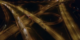 波兰华沙郊区，一架无人机夜间在多车道高速公路上与汽车和卡车相撞。夜间，摄像机降落在高速公路上。