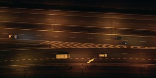 波兰华沙郊区夜间高速公路的俯视图。无人机拍摄了很多道路、桥梁、高架桥，夜间有车流。