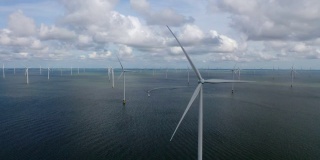 航拍，荷兰海边矗立着巨大的风车。