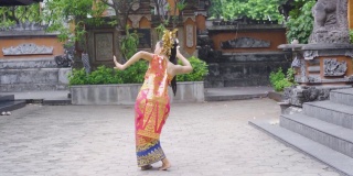 巴厘岛舞者在庙里与花共舞