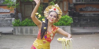 巴厘岛舞者用鸡蛋花表演