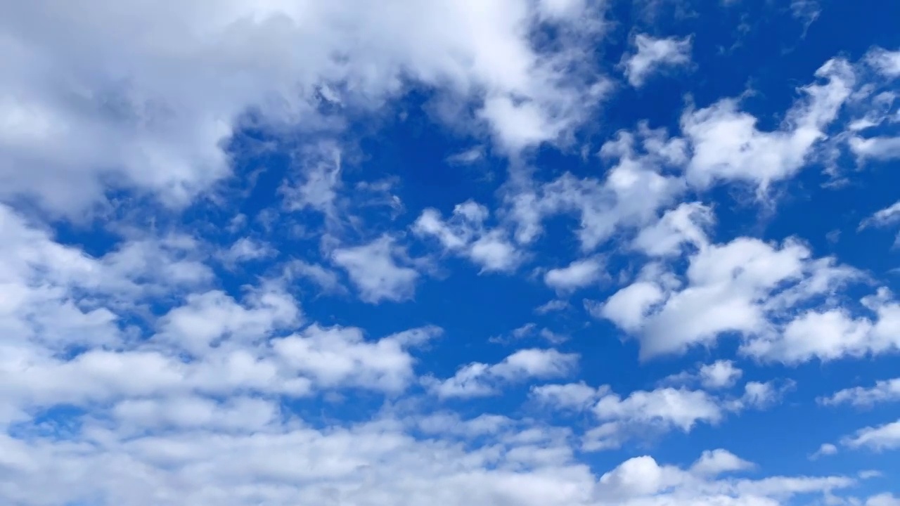 一簇积云在蓝天上扩散和漂移的镜头。在日本Cloudscape。