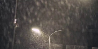 大雨中的街灯。气候变化。全球变暖。