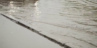 大雨过后街道被淹。气候变化。全球变暖。