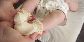 妈妈的手握着宝宝的腿