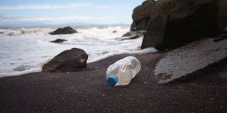 被冲到海边的塑料瓶。环境污染的概念。生态问题。破坏地球的生态系统。