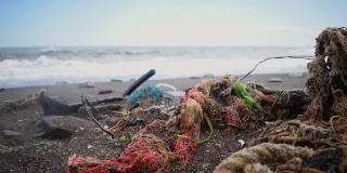 扔在海边的垃圾。环境污染的概念。生态问题。破坏地球的生态系统。渔具